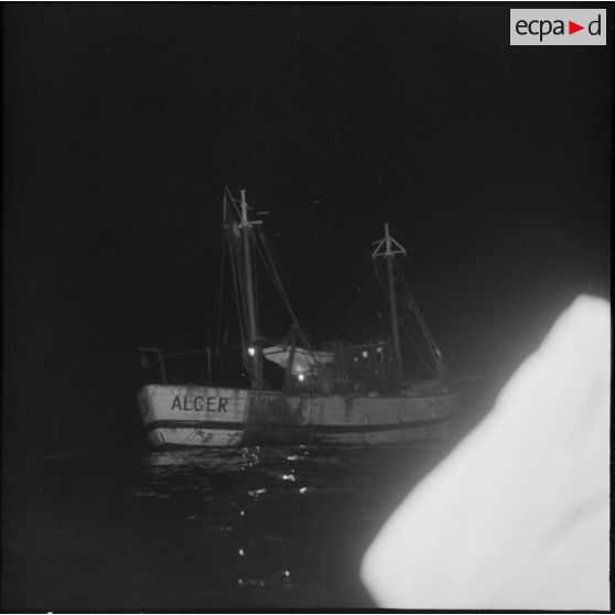Alger. Port. Un bâteau de pêche.