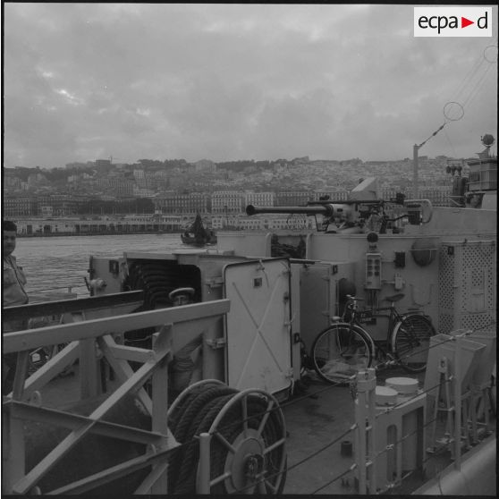 Alger. Port. Escorteur côtier "L'enjoué" (P647).