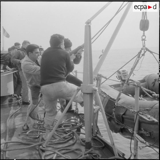 Alger. Port. Canot de sauvetage de l'escorteur côtier "L'enjoué" (P647).