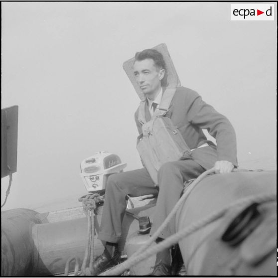 Alger. Port. Un homme à bord d'un canot de sauvetage.