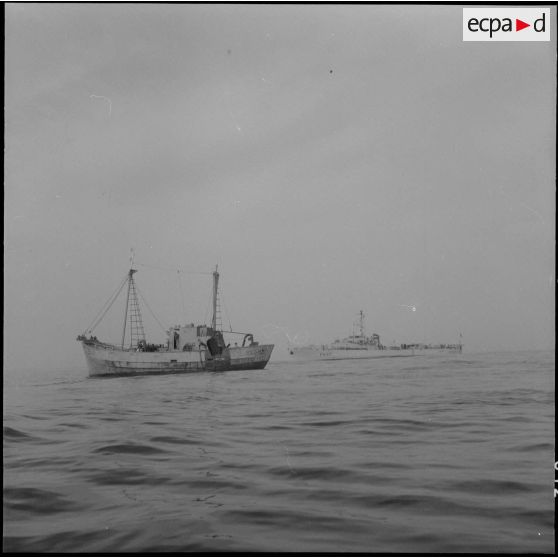 Alger. Port. Un bâteau de pêche et l'escorteur côtier "L'enjoué" (P647).