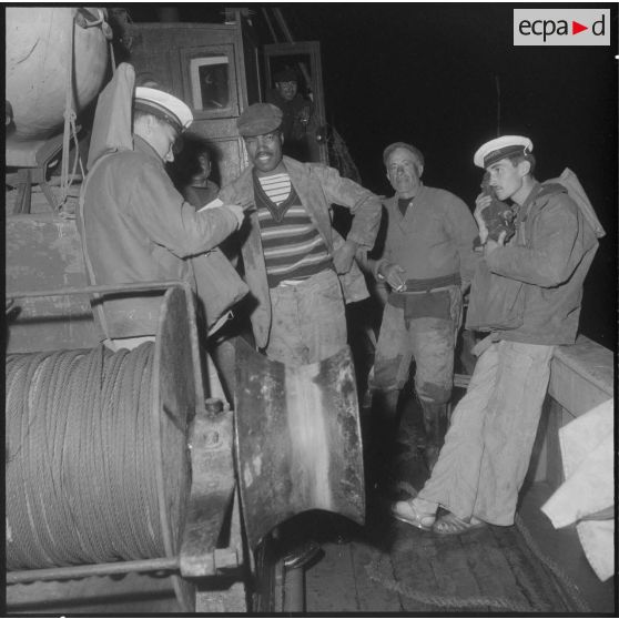 Alger. Port. Les marins de l'escorteur côtier "L'enjoué" (P647) vérifient les papiers d'un bâteau..