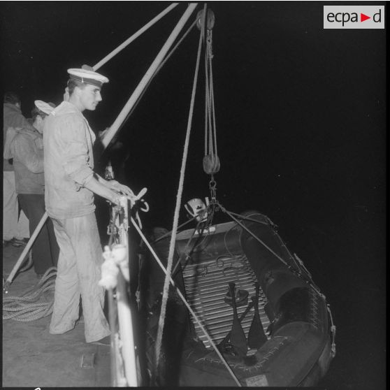 Alger. Port. Canot de sauvetage de l'escorteur côtier "L'enjoué" (P647).