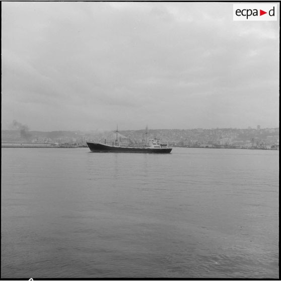 Alger. Port. Le cargo Medea.