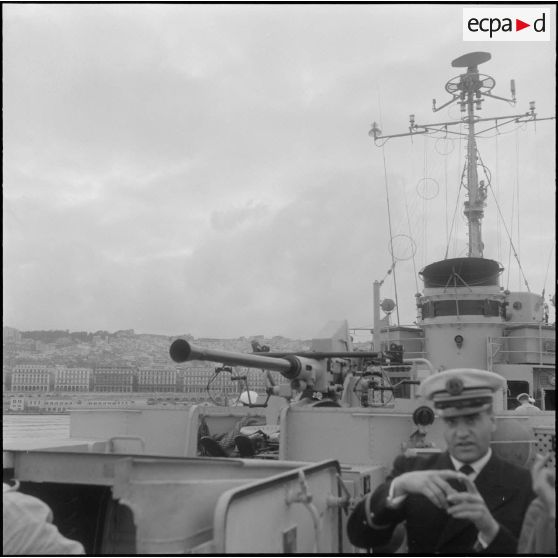 Alger. Port. Escorteur côtier "L'enjoué" (P647).