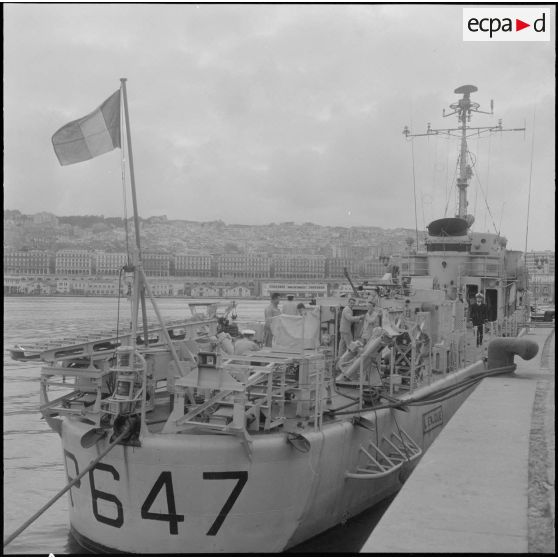Alger. Port. Escorteur côtier "L'enjoué" (P647).