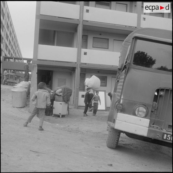 Alger. Déménagement à la cité Diar-es-Schems.
