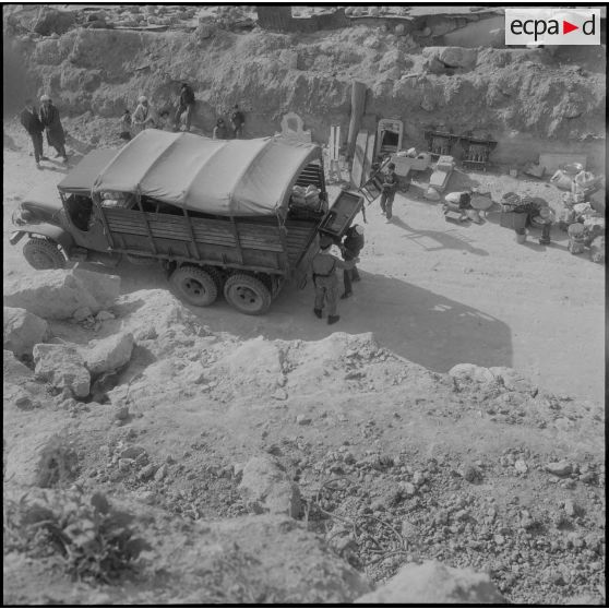 Alger. Chargement d'un camion.