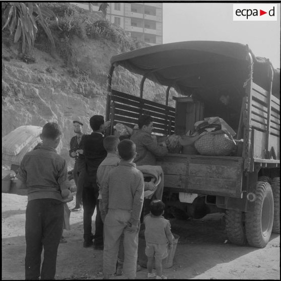 Alger. Déménagement de la cité Vinci.