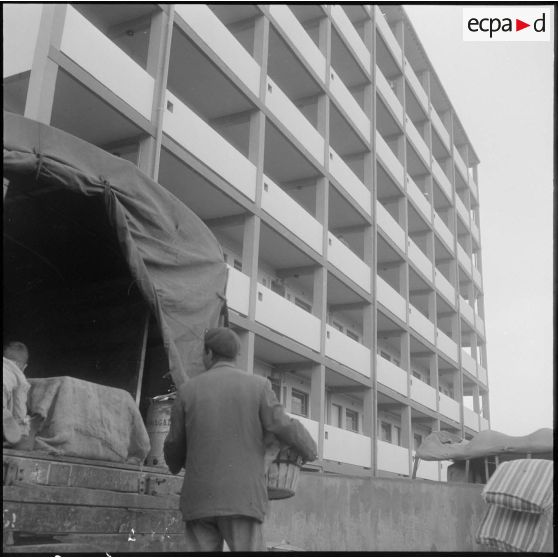 Alger. Déménagement à la cité Diar-es-Schems.