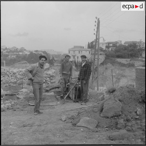 Alger. Ouvriers travaillant à la construction des bâtiments de la cité Diar-es-Schems.