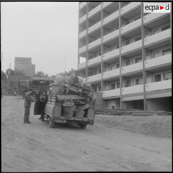 Alger. Voiture transportant du mobilier.
