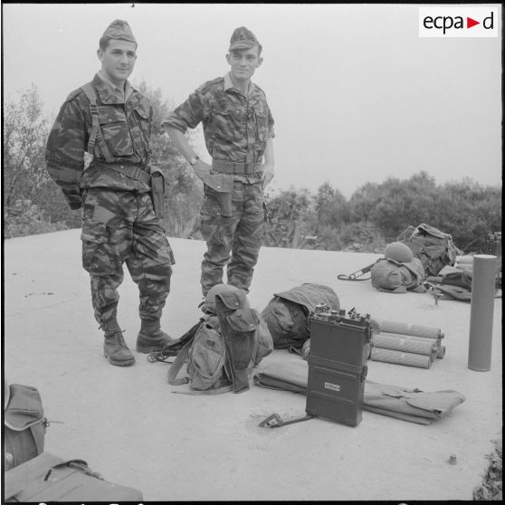 Algérie. Section opérationnelle technique aéroportée (SOTAP). Opération "Mangouste 13 Violette". Groupe d'orienteurs marqueurs avec leur matériel.