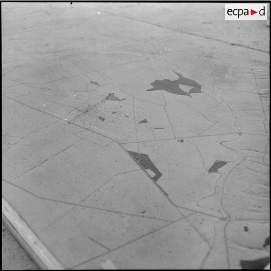 Algérie. Section opérationnelle technique aéroportée (SOTAP). Opération "Mangouste 13 Violette". Maquettes terminées.