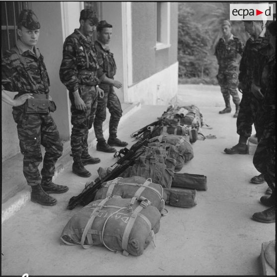 Algérie. Section opérationnelle technique aéroportée (SOTAP). Opération "Mangouste 13 Violette". Matériel utile aux orienteurs marqueurs, conditionnée.