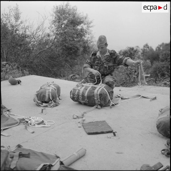 Algérie. Section opérationnelle technique aéroportée (SOTAP). Opération "Mangouste 13 Violette". Une phase du conditionnement.