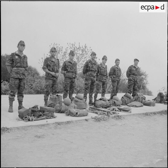 Algérie. Section opérationnelle technique aéroportée (SOTAP). Opération "Mangouste 13 Violette". Groupe d'orienteurs marqueurs au complet.