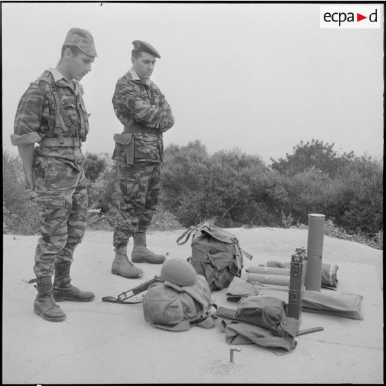 Algérie. Section opérationnelle technique aéroportée (SOTAP). Opération "Mangouste 13 Violette". Groupe d'orienteurs marqueurs avec leur matériel.