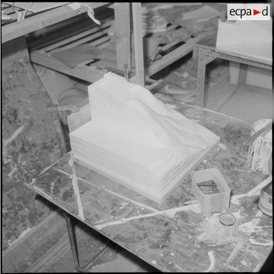 Algérie. Section opérationnelle technique aéroportée (SOTAP). Opération "Mangouste 13 Violette". Maquette en construction.
