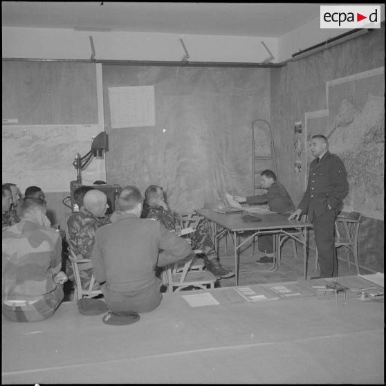 Algérie. Opération "Mangouste 13 Violette". Le Commandant Evaux, chef de la section opérationnelle technique aéroportée (SOTAP) donnant les instructions pour l'opération.