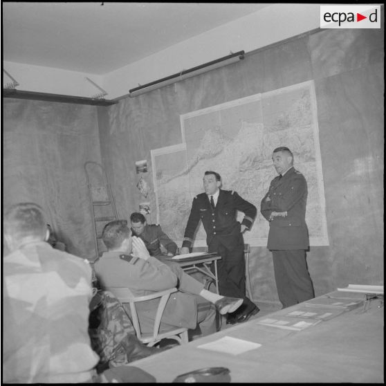 Algérie. Opération "Mangouste 13 Violette". Section opérationnelle technique aéroportée (SOTAP). Les commandants Evaux et Jourdan pendant les préparatifs de l'opération.