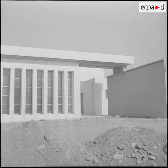 Maison Carrée. Etablissement régional du matériel (ERM). Bâtiment terminé, réservé au personnel civil.