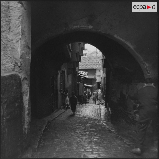 Constantine. Un passage sous une maison.