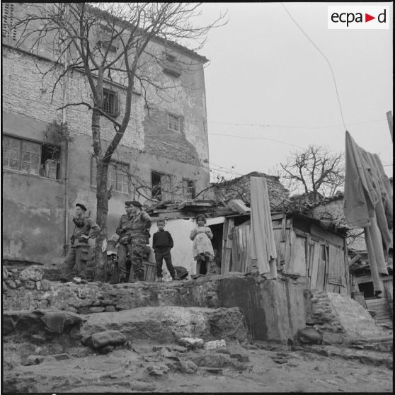 Constantine. Une patrouille dans la casbah.