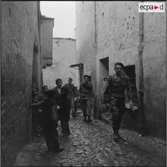 Constantine. Une patrouille dans la casbah.