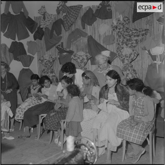 Touggourt. Centre féminin. Atelier de tricot.