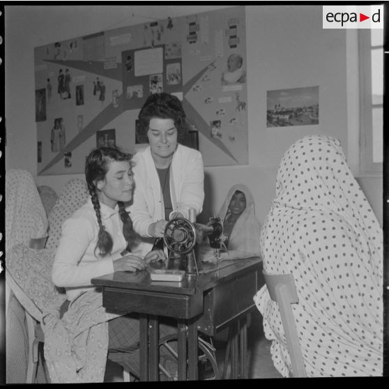 Touggourt. Centre féminin. Atelier de couture.