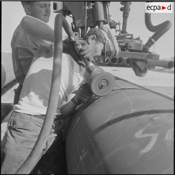 Sahara. Polissage et retrait du chanfrein pour la soudure du pipe-line.