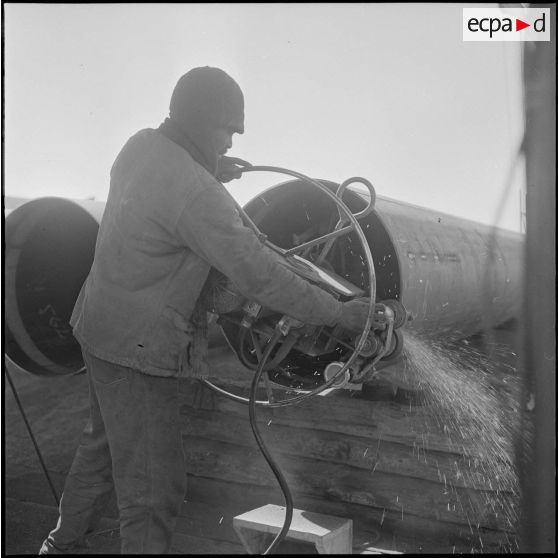 Sahara. Avant d'être soudés, les tubes de pipe-line sont polis un à un pour en retirer le chaufrein.
