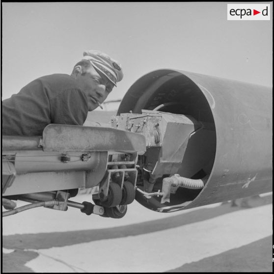 Sahara. Le soudeur allongé sur le chariot prêt à entrer à l'intérieur du tube du pipe-line.