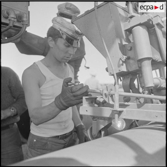 Sahara. Diverses opérations du conjointement des tubes de pipe-line et par la suite soudage.