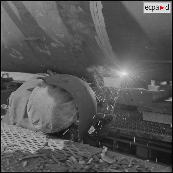 Sahara. Le premier point de soudure du pipe-line est fait à la main.