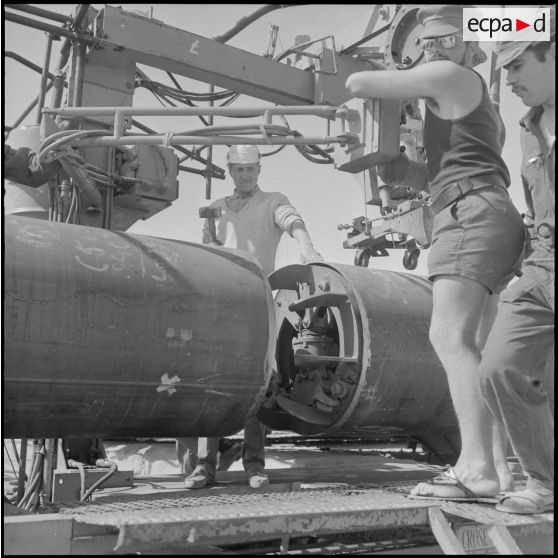 Sahara. Diverses opérations du conjointement des tubes de pipe-line et par la suite soudage.