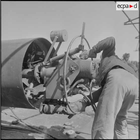 Sahara. Polissage et retrait du chanfrein pour la soudure du pipe-line.