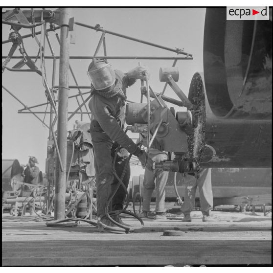 Sahara. Polissage et retrait du chanfrein pour la soudure du pipe-line.