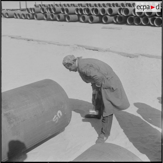 Sahara. Redressage des coups et bosses du pipe-line.