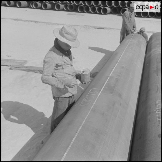 Sahara. Numérotage des tubes de pipe-line.