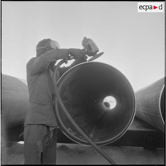 Sahara. Polissage et retrait du chanfrein pour la soudure du pipe-line.