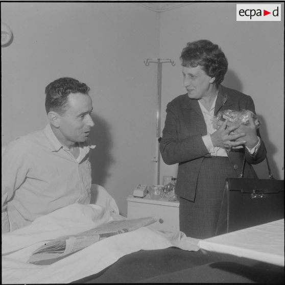 Alger. Hôpital Maillot. Madame Gambiez distribuant un paquet à un malade.