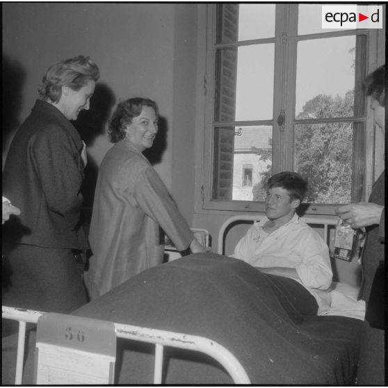 Alger. Hôpital Maillot. Madame Querville et madame Pacaud réconfortant un malade.
