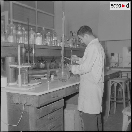 Saint-Lucien. CADO (ciments artificiels d'Oranie). Le laboratoire d'analyse.