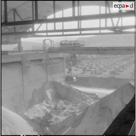 Saint-Lucien. CADO (ciments artificiels d'Oranie). Silo du ciment en vrac.