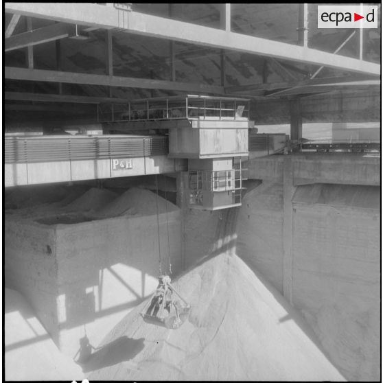 Saint-Lucien. CADO (ciments artificiels d'Oranie). Silo du ciment en vrac.