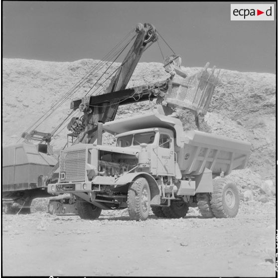 Saint-Lucien. CADO (ciments artificiels d'Oranie). Travail à la carrière.