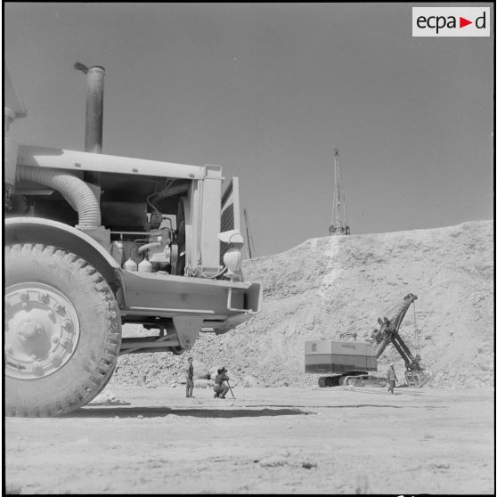 Saint-Lucien. CADO (ciments artificiels d'Oranie). Travail à la carrière.