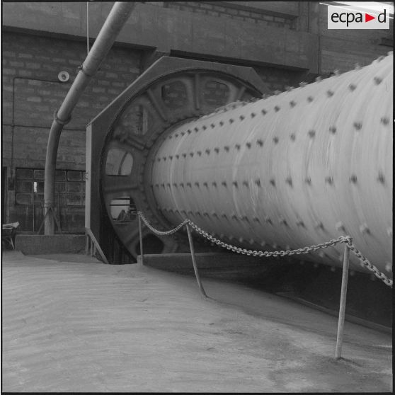 Saint-Lucien. CADO (ciments artificiels d'Oranie). Concasseur en marche.